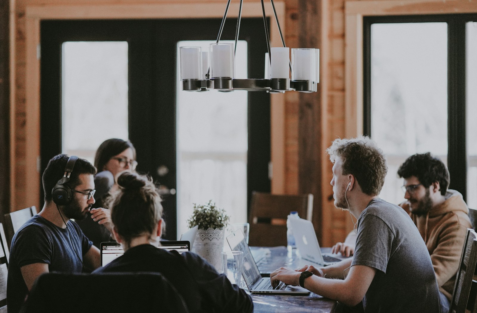 Équipe mixte de consultants et d'alternants en mission